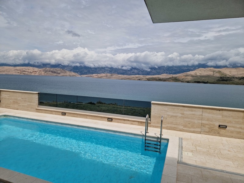 Swimmingpool mit Meerblick auf der Insel Pag