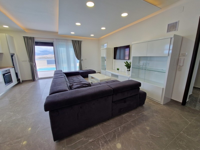 Modernes Wohnzimmer mit Zugang zur Terrasse