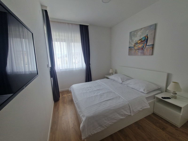 Schlafzimmer mit Doppelbett und moderner Einrichtung