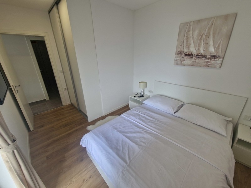 Schlafzimmer mit Doppelbett und Einbauschrank
