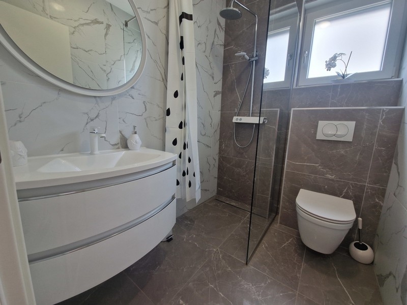 Modernes Badezimmer mit bodengleicher Dusche