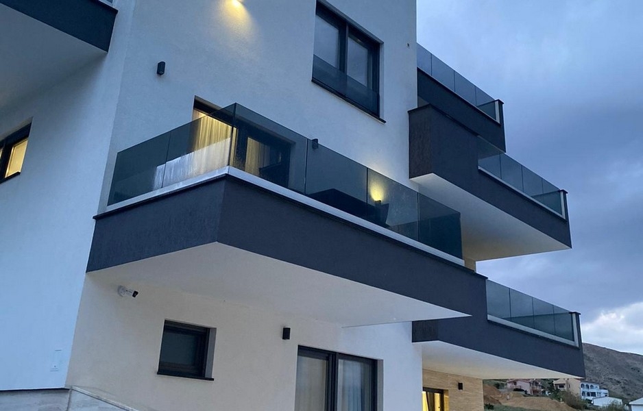 Modernes Wohngebäude mit Balkonen und Glasgeländern in Pag