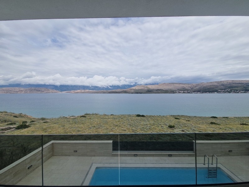 Blick auf das Meer und die Küstenlinie der Insel Pag.