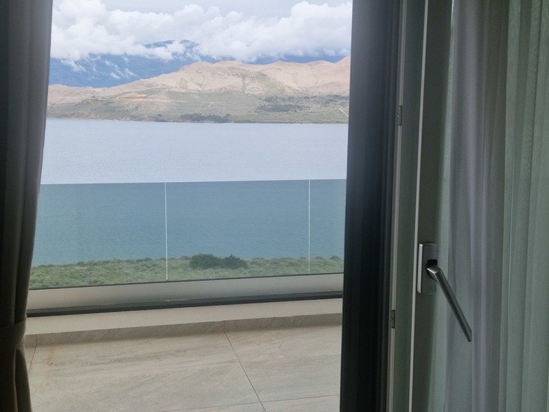Blick vom Wohnbereich auf das Meer.