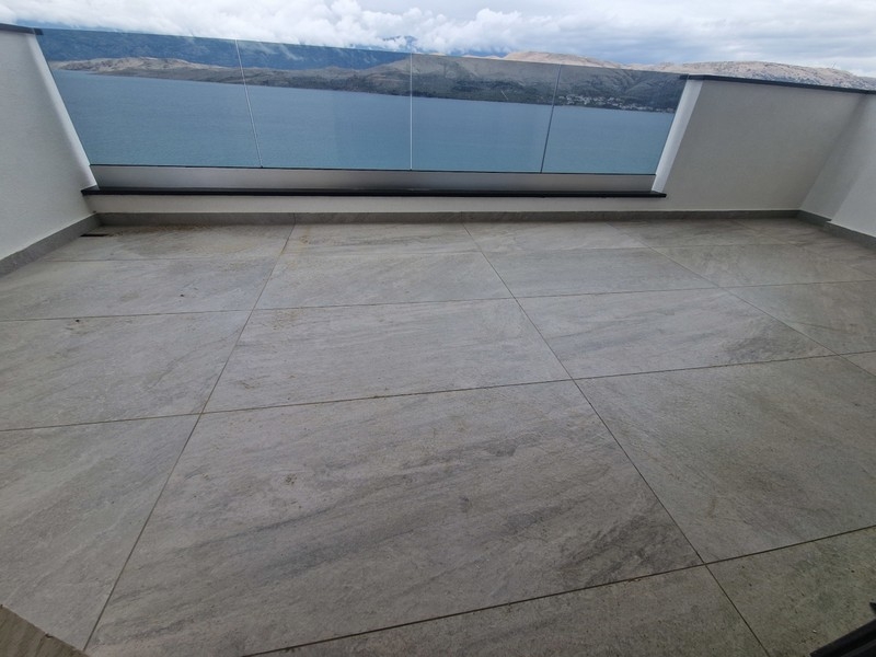 Meerblick von der Terrasse der modernen Wohnung auf Pag