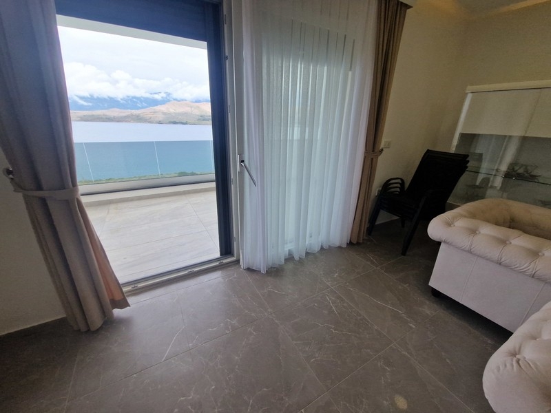 Wohnzimmer mit Panoramafenstern und Meerblick
