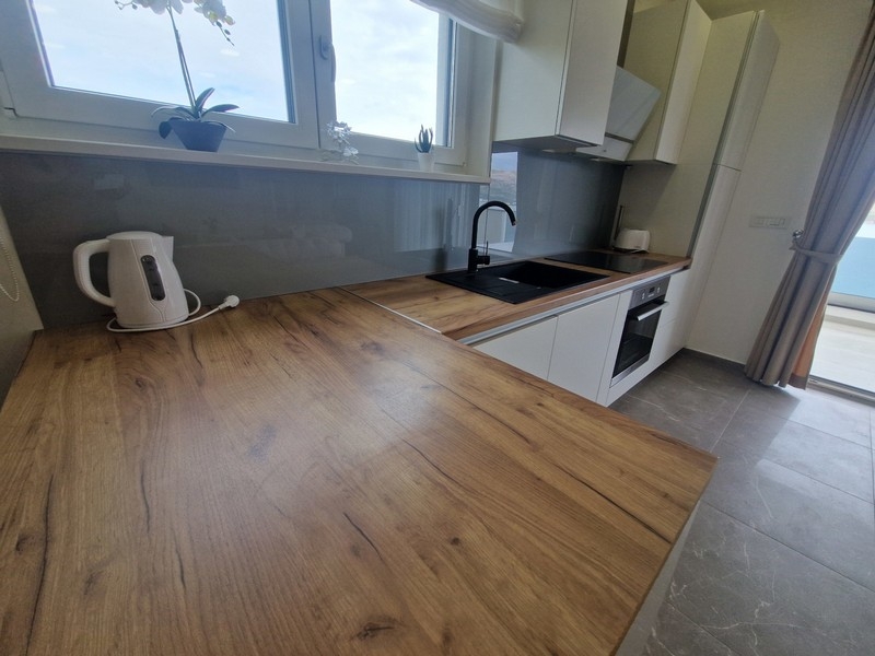 Moderne Einbauküche mit Arbeitsfläche und Meerblick