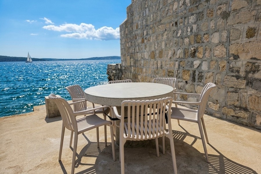 Terrasse direkt am Meer mit Sitzbereich - Immobilie A3952 bei Split, Kroatien.
