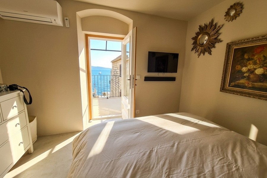 Schlafzimmer mit Meerblick und Balkon