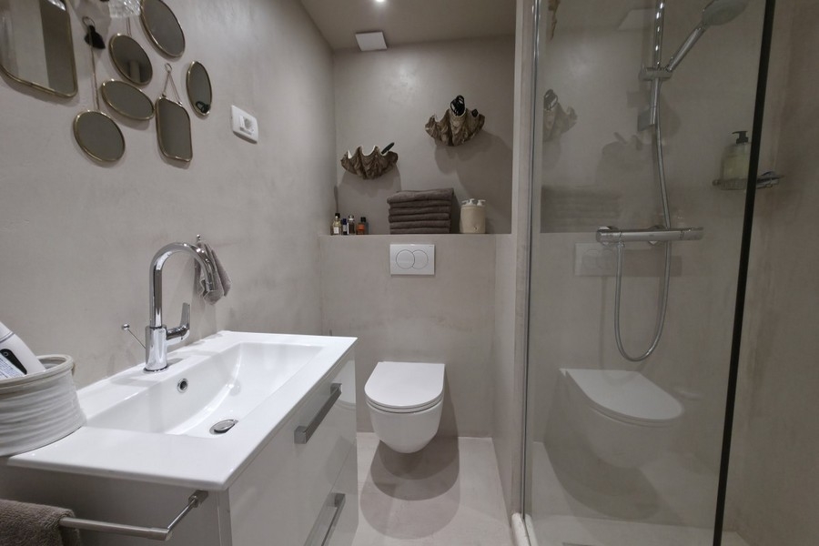 Modernes Badezimmer mit Dusche