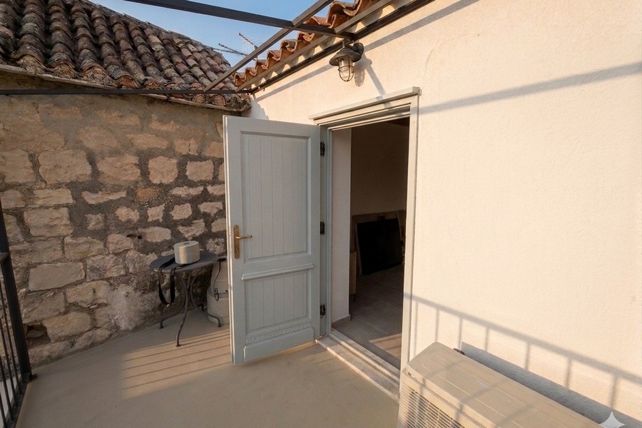 Terrasse im Obergeschoss eines Steinhauses
