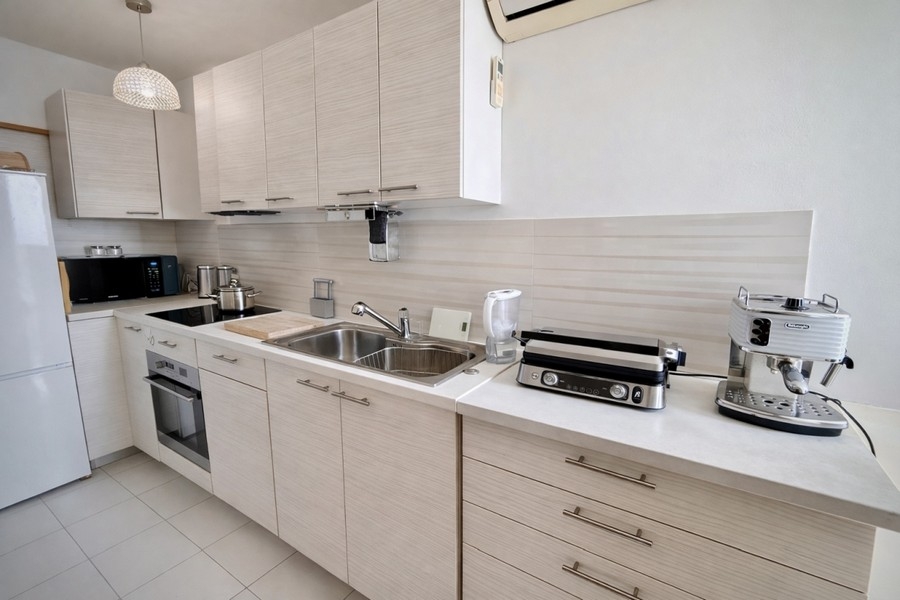 Moderne Küche der Wohnung mit Einbaugeräten
