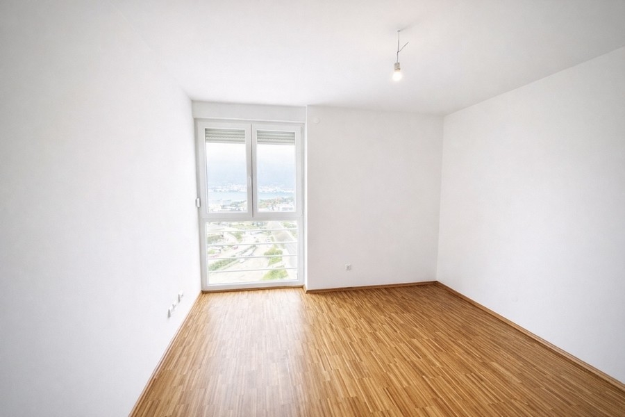 Helles Zimmer mit Blick auf Meer und Stadt