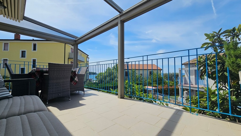Überdachte Terrasse mit Meerblick in Kroatien