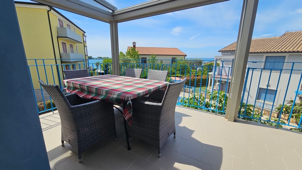 Terrasse mit Sitzbereich und Blick auf das Meer