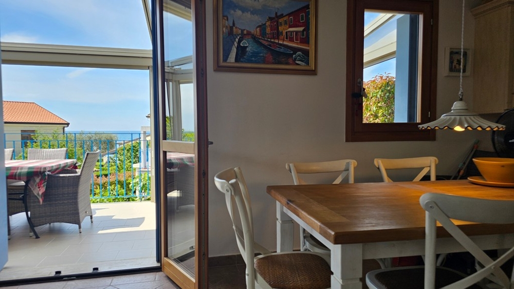 Essbereich mit Zugang zur Terrasse