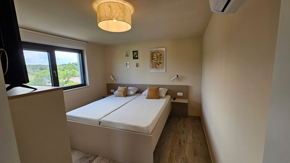 Schlafzimmer mit Doppelbett und Klimaanlage