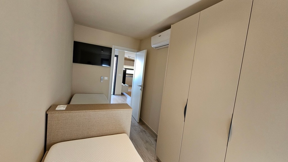 Kleines Schlafzimmer mit Einbauschrank