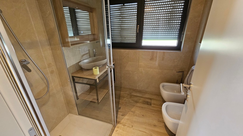 Modernes Badezimmer mit Dusche und Fenster
