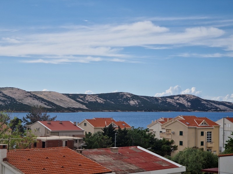Meerblick in Stara Novalja auf Pag in Kroatien.