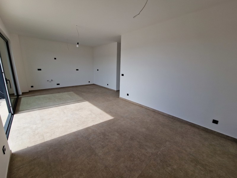 Wohnbereich mit Kochnische im Neubau