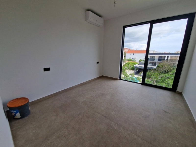 Schlafzimmer mit Zugang zur Terrasse.