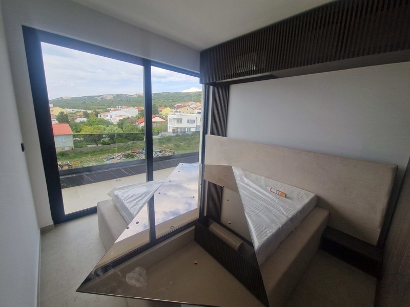Schlafzimmer mit großer Fensterfront