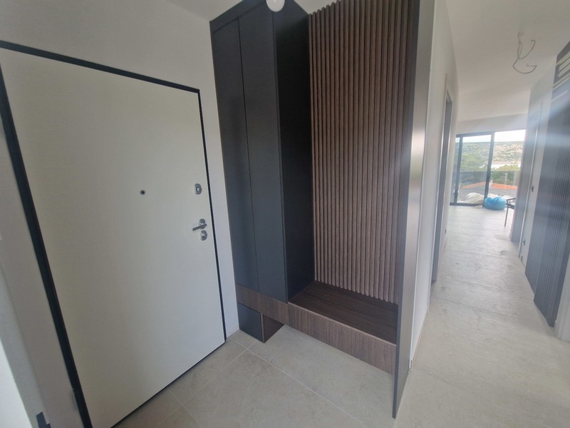 Flur mit Holzlamellen und modernem Design