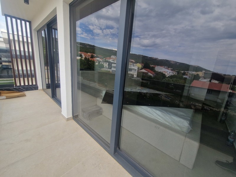Überdachte Terrasse mit Glasgeländer und Meerblick