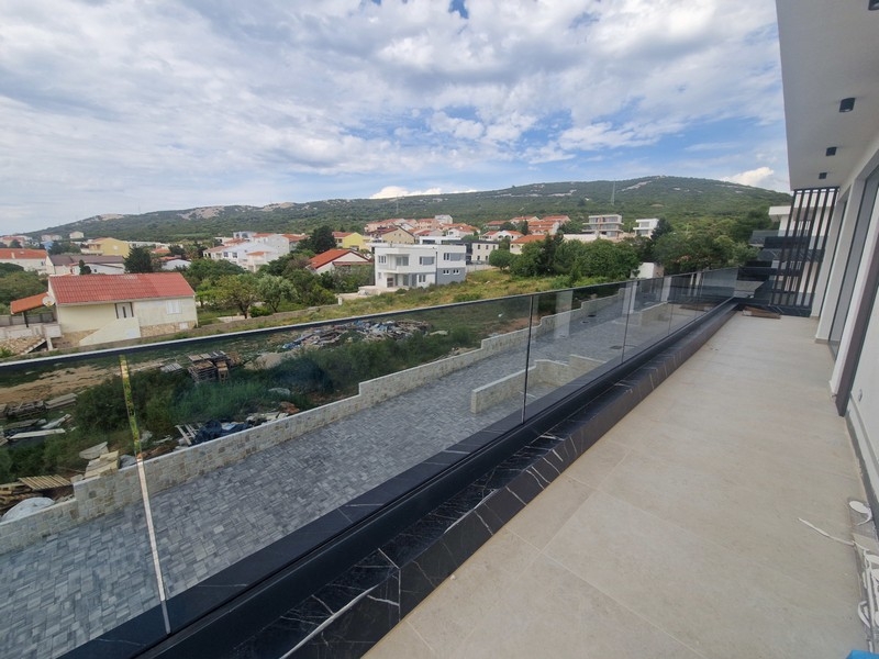 Großzügige Terrasse mit Blick auf die Umgebung