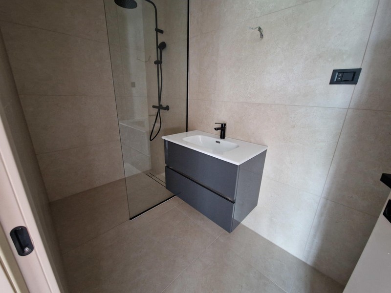 Badezimmer mit moderner Dusche.