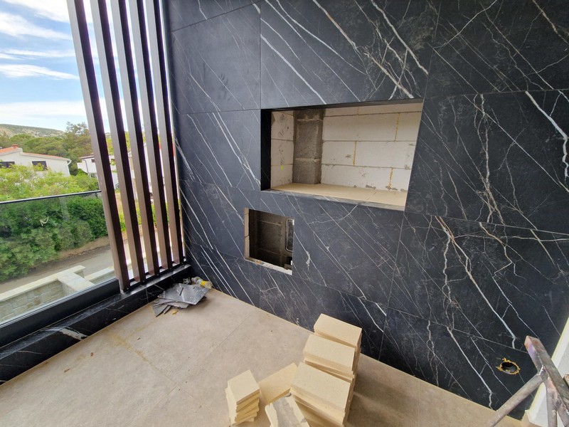 Hier entsteht ein eingemauerter Grill in der Terrasse der Wohnung A3960