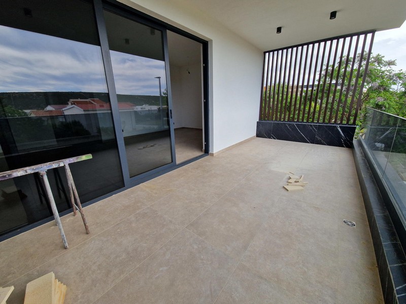 Überdachter Balkon.