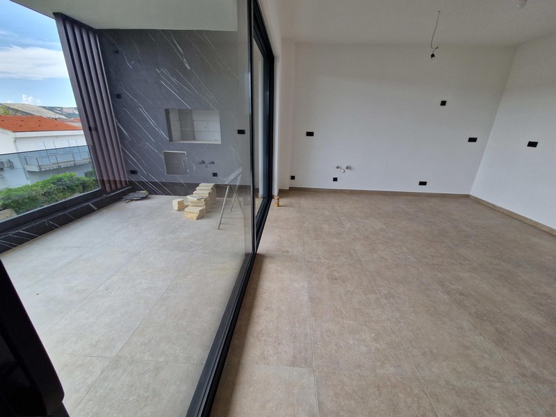 Wohnzimmer und Blick auf die Terrasse der Wohnung A3960 in Kroatien.