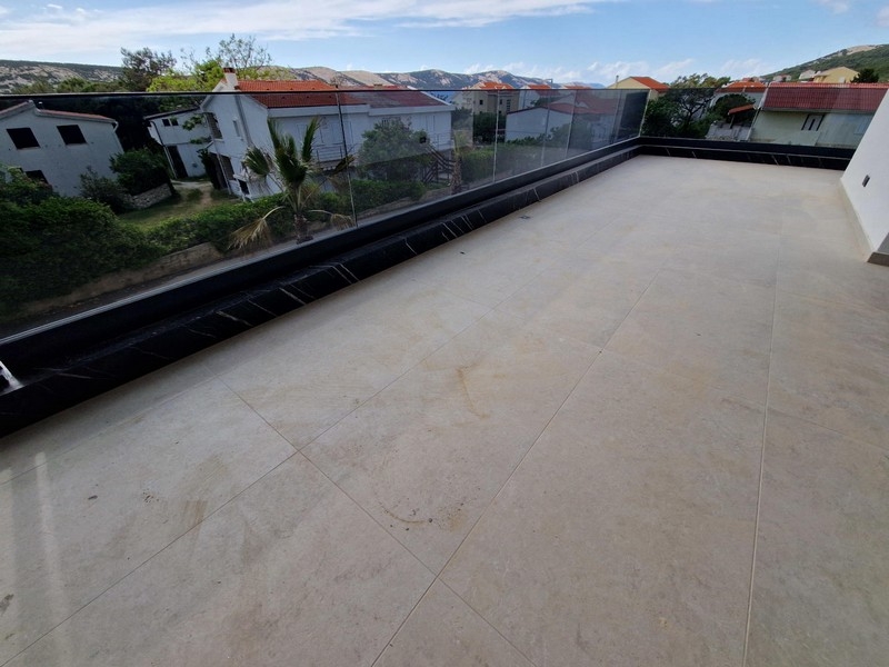 Große Terrasse der Wohnung A3961 auf Pag in Kroatien.