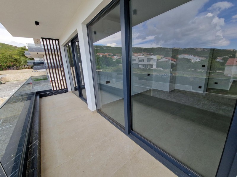 Überdachte Terrasse einer Neubauwohnung in Kroatien