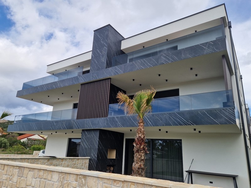 Modernes Wohngebäude mit Glasbalkonen in Kroatien