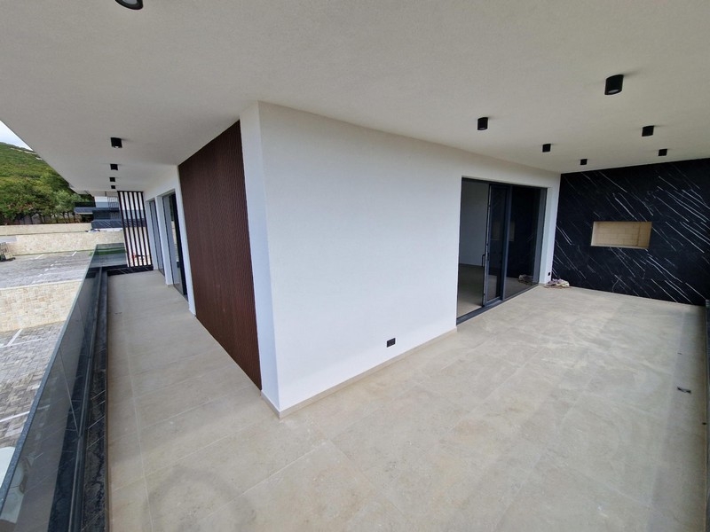 Großzügige Balkonterrasse einer modernen Wohnung