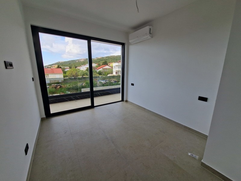 Schlafzimmer mit Balkon und Klimaanlage