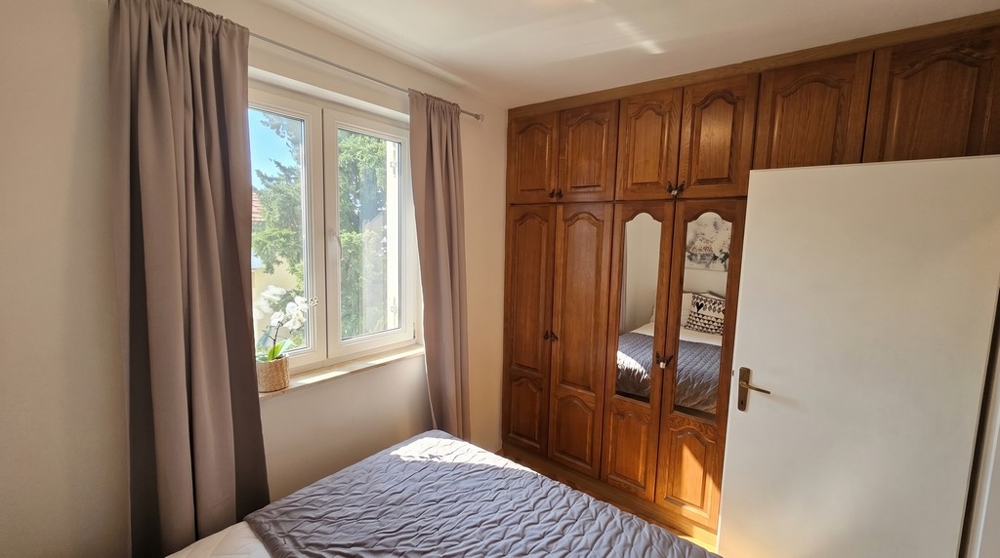 Schlafzimmer mit Einbauschrank und Tageslicht