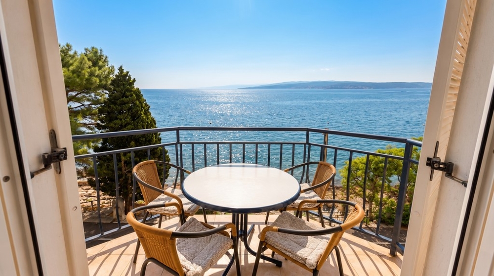 Balkon mit direktem Blick auf das Meer in Kroatien