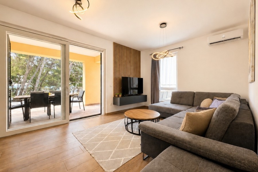 Moderner Wohnbereich mit Terrasse und Zugang zum Außenbereich