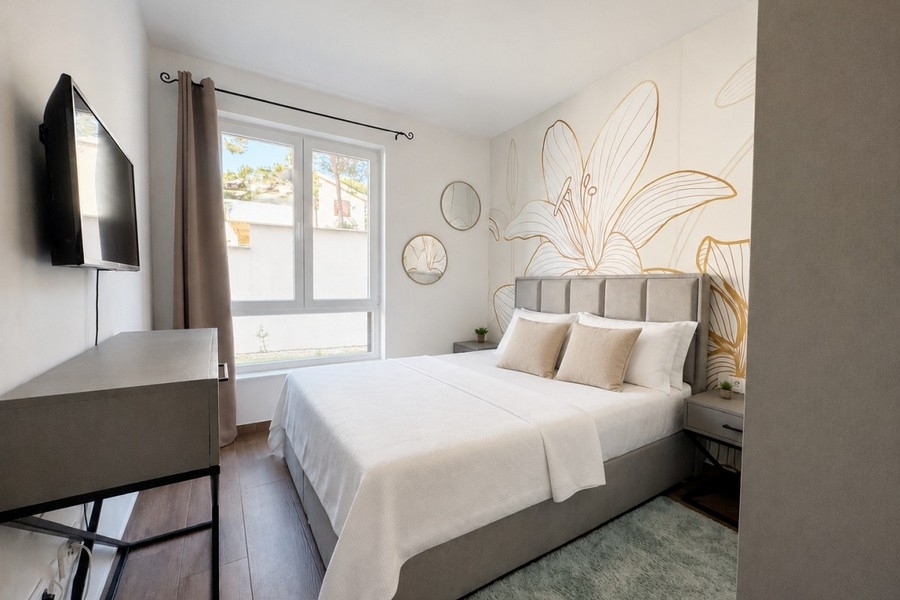 Schlafzimmer mit dekorativer Wandgestaltung und modernem Interieur