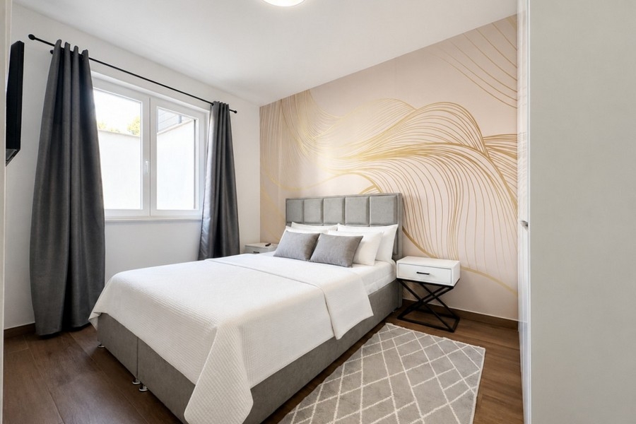 Modernes Schlafzimmer mit stilvoller Wandgestaltung und TV