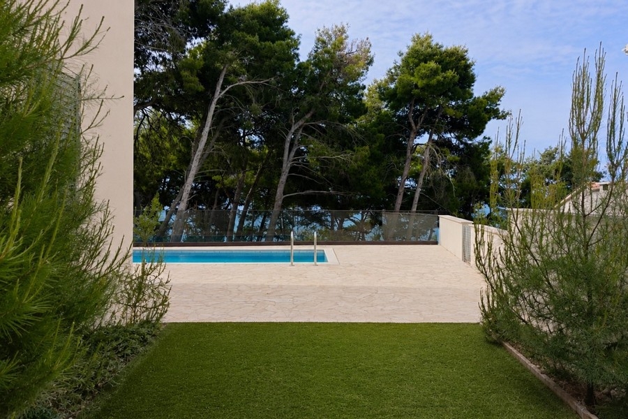 Gartenbereich mit Swimmingpool und mediterraner Bepflanzung
