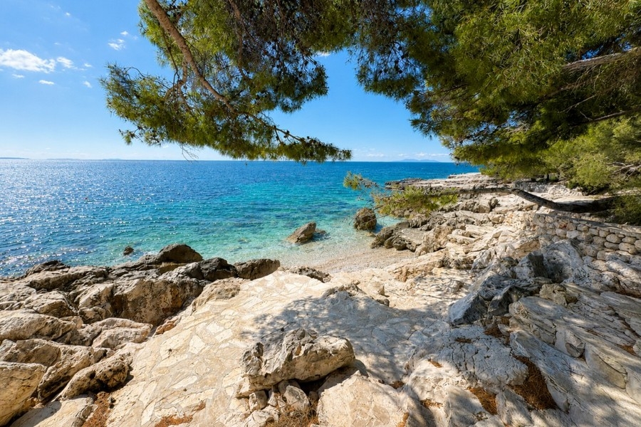Felsiger Küstenabschnitt mit kristallklarem Meer in Kroatien