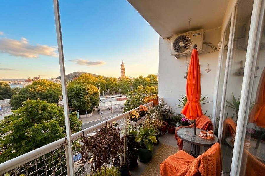 Balkon mit Meerblick in Split nahe Küste und Altstadt