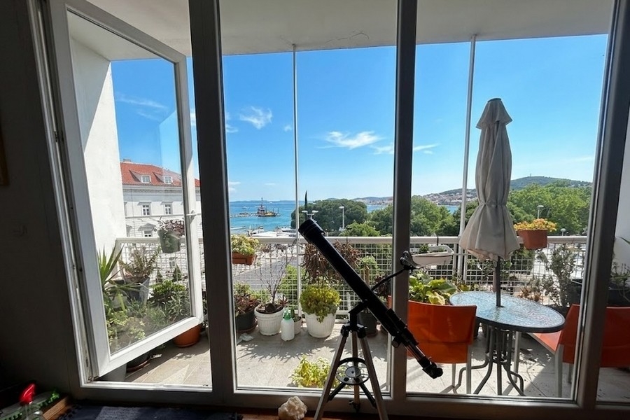 Wohnbereich mit Fensterfront und Blick auf das Meer in Split