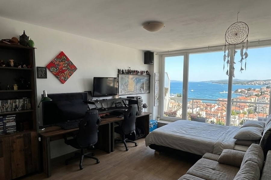 Schlafzimmer mit Panoramablick auf Meer und Küstenlinie