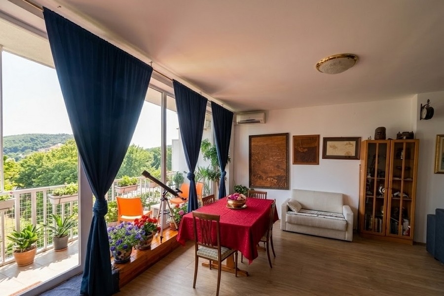 Heller Wohnbereich mit Terrasse und Meerblick in Split